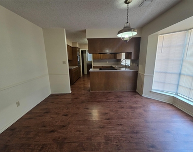 107 Bluebonnet Trail - Photo Thumbnail 3