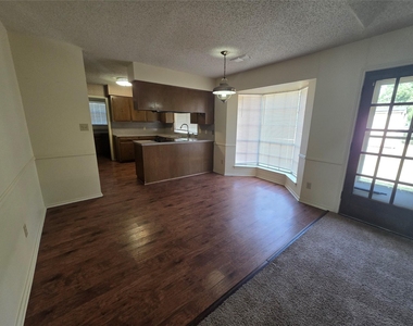 107 Bluebonnet Trail - Photo Thumbnail 4