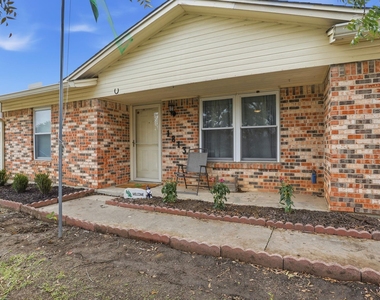 1813 Arkansas Street - Photo Thumbnail 2