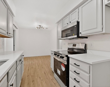 925 Cedar Terrace - Photo Thumbnail 8