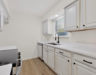 925 Cedar Terrace - Photo Thumbnail 5