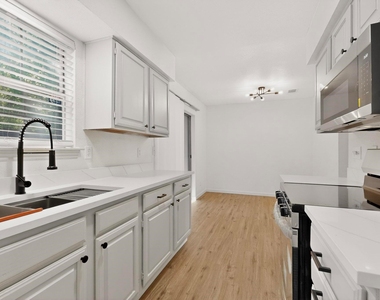925 Cedar Terrace - Photo Thumbnail 9
