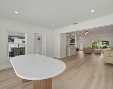 801 Ne 19th Terrace - Photo Thumbnail 17