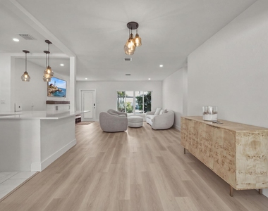 801 Ne 19th Terrace - Photo Thumbnail 10
