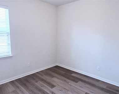 1825 Mesquite Lane - Photo Thumbnail 4
