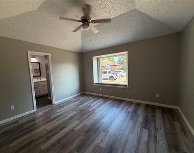 10231 Ridge Oak Street - Photo Thumbnail 8