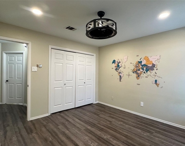 3925 Capricorn Court - Photo Thumbnail 36