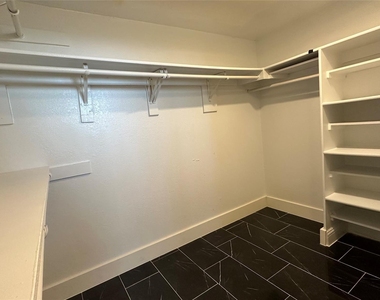3925 Capricorn Court - Photo Thumbnail 32