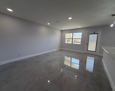 353 Preston I Drive - Photo Thumbnail 7