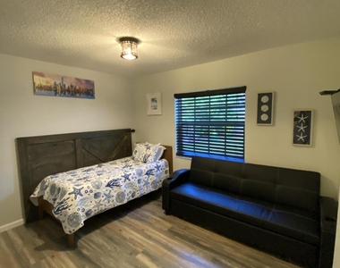 19131 Fairlawn Way - Photo Thumbnail 9