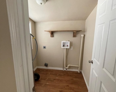 1018 Dubois Street - Photo Thumbnail 7