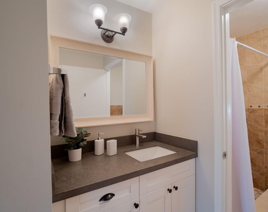 13547 Fountain View Boulevard - Photo Thumbnail 20