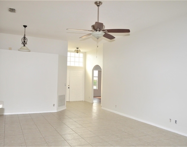 880 Nw Waterlily Place - Photo Thumbnail 4