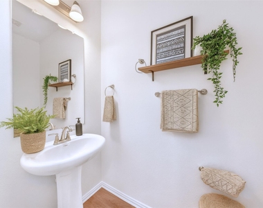 313 Woodlands Boulevard - Photo Thumbnail 10