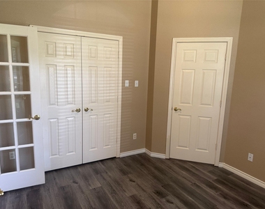 9200 Fairwood Court - Photo Thumbnail 7
