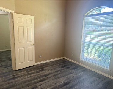 9200 Fairwood Court - Photo Thumbnail 6