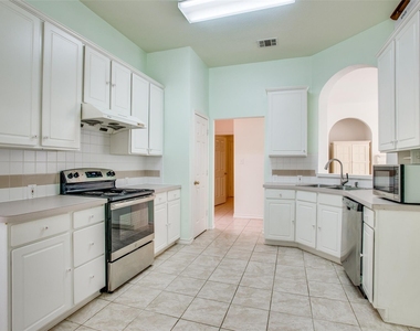 3021 Sawtooth Drive - Photo Thumbnail 7