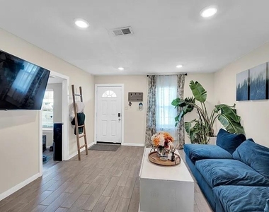 4208 Wiman Drive - Photo Thumbnail 2