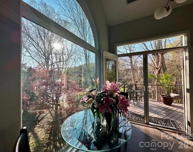 519 Delburg Street - Photo Thumbnail 3