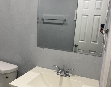 201 Nw 32nd Court - Photo Thumbnail 5
