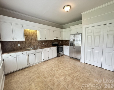 629 N Cedar Street - Photo Thumbnail 4
