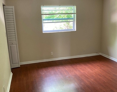 403 Nw 32nd Court - Photo Thumbnail 4
