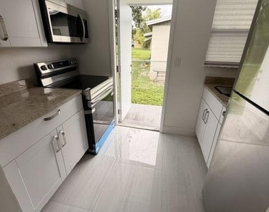 968 W 9th Street - Photo Thumbnail 1