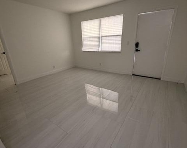 968 W 9th Street - Photo Thumbnail 7