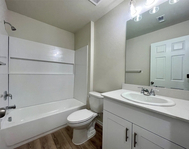 481 Grenada Lake Drive - Photo Thumbnail 9
