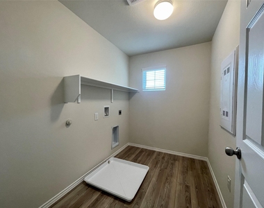 481 Grenada Lake Drive - Photo Thumbnail 18