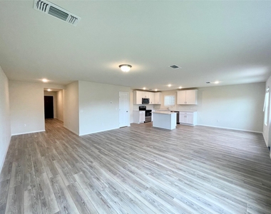481 Grenada Lake Drive - Photo Thumbnail 4