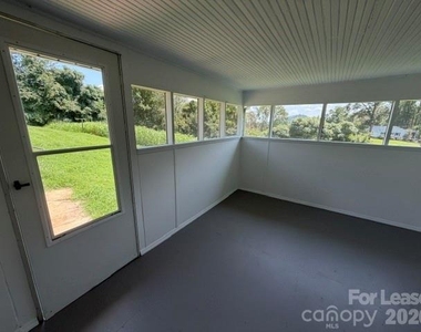 559 Shady Lane - Photo Thumbnail 7