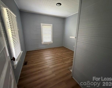 559 Shady Lane - Photo Thumbnail 4