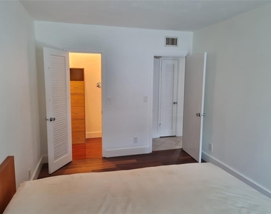 300 Golden Isles Drive - Photo Thumbnail 10