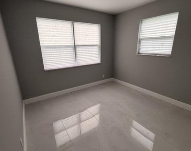 968 W 9th Street - Photo Thumbnail 6