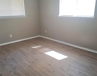 1125 Highbush Drive - Photo Thumbnail 5
