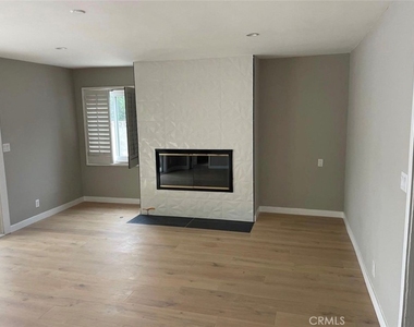 4900 Enfield - Photo Thumbnail 4
