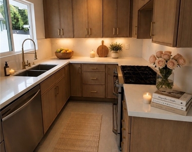 13016 Archwood Street - Photo Thumbnail 3