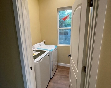 18815 Hart Street - Photo Thumbnail 7