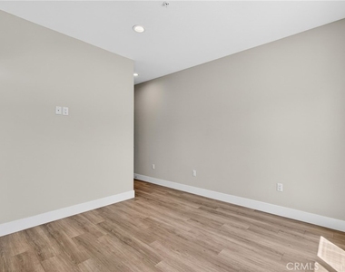 8414 Burnet Avenue - Photo Thumbnail 16