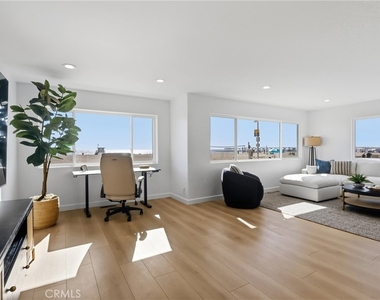 740 The Strand - Photo Thumbnail 2