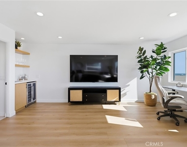 740 The Strand - Photo Thumbnail 4