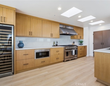 740 The Strand - Photo Thumbnail 28