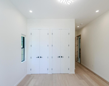 4819 Oakwood Avenue - Photo Thumbnail 35