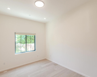 4819 Oakwood Avenue - Photo Thumbnail 37