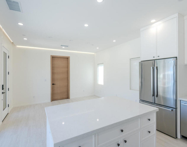 4819 Oakwood Avenue - Photo Thumbnail 30
