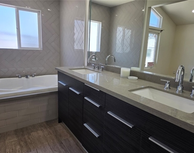 1812 W Balboa - Photo Thumbnail 13