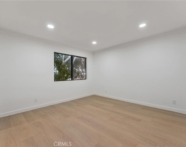 1070 Walnut Grove - Photo Thumbnail 6