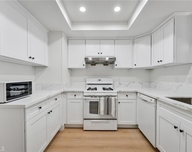 1070 Walnut Grove - Photo Thumbnail 2