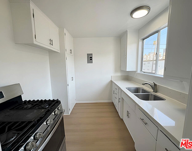 470 S Mariposa Avenue - Photo Thumbnail 11